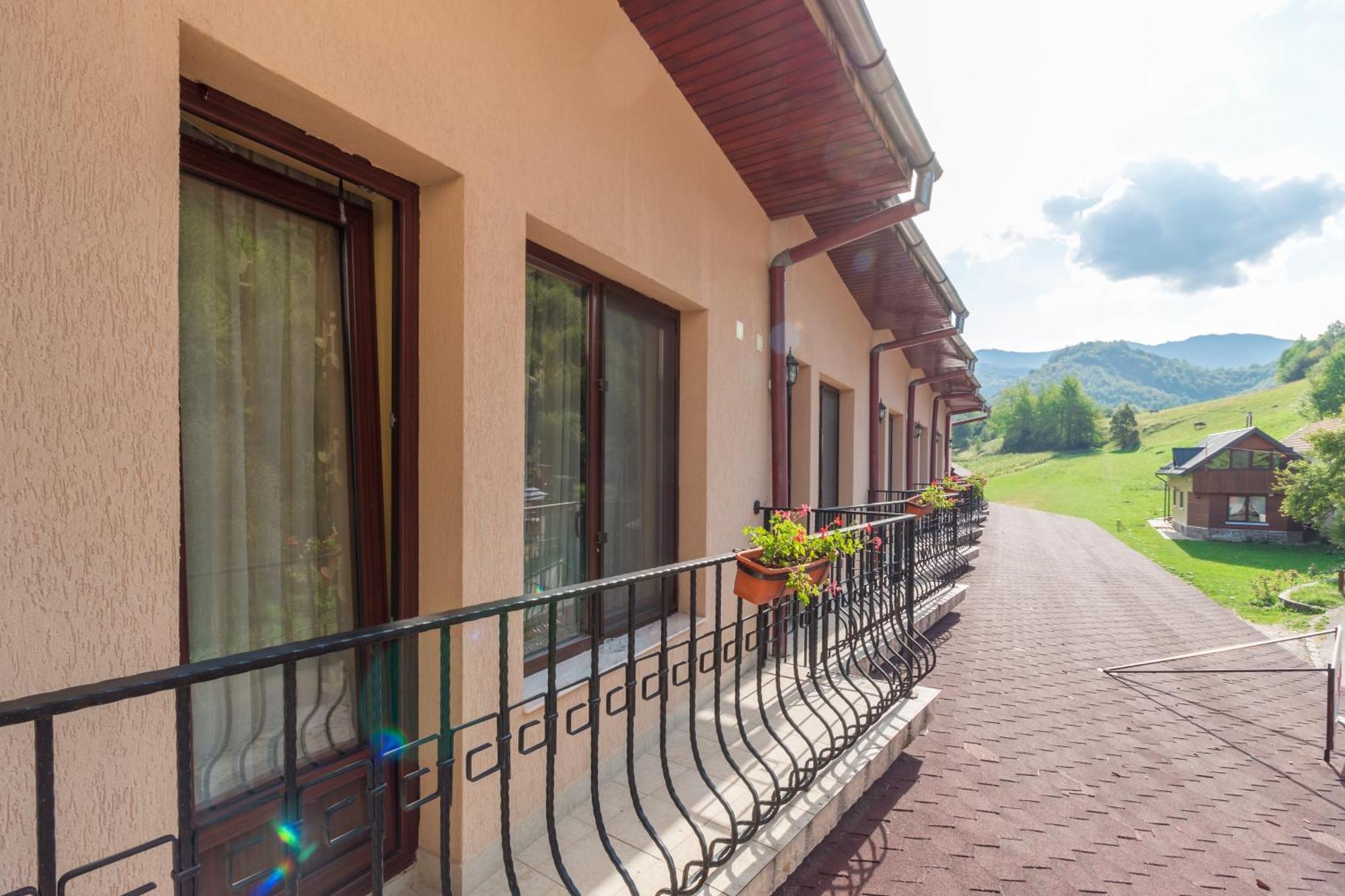 Pensiunea Popasul Ursilor Chiscau Exterior photo